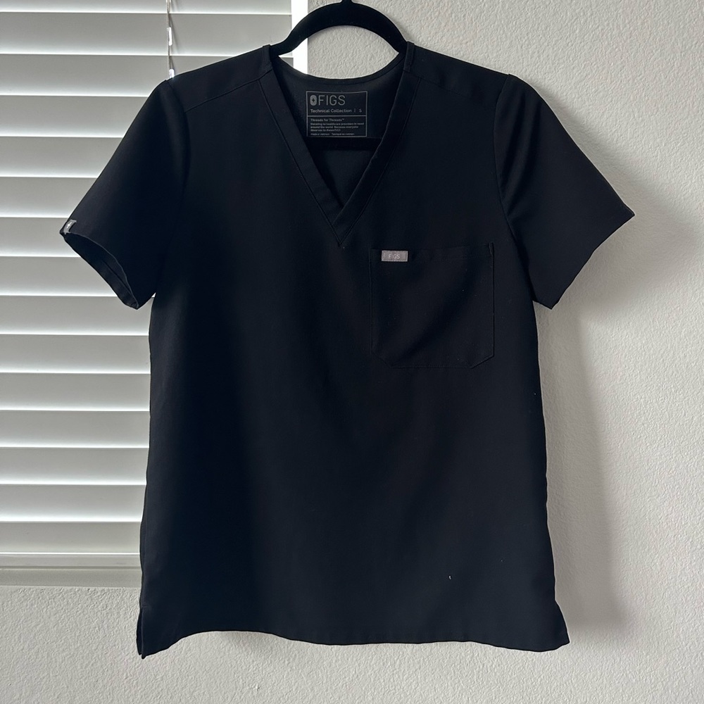 FIGS BLACK SCRUB TOP